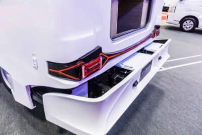 VANTECH ASTRARE TRIAS 480：リアバンパーの隙間を活用した大容量の収納スペース。長尺物や汚れ物を入れておくのに重宝する