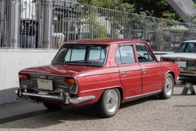 日野 コンテッサ 1300 デラックス：優雅なリアビュー。およそ30年前に寺尾さんの父親がワインレッドメタリックに再塗装し、バンパーも再メッキしてリフレッシュさせた