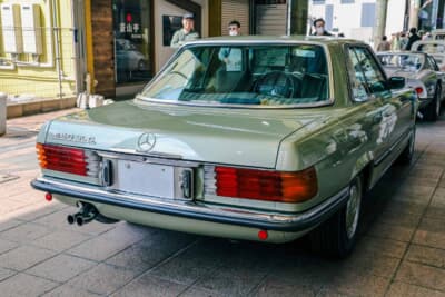 メルセデス・ベンツ 450SLC：現代の最新車と比較すると決して巨大ではないが、伸びやかなボディフォルムから高級感が漂う