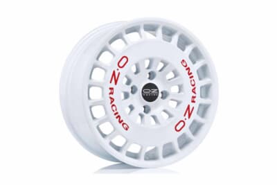レースホワイトのリム側面。Rally Racingの遺伝子を引き継ぐ温故知新のデザイン