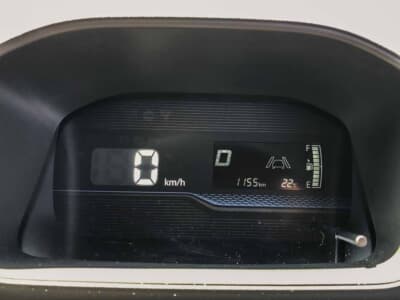 スズキ スーパーキャリイ Xリミテッド：シンプルにまとめられたメータークラスター。必要な情報を過不足なく把握できる