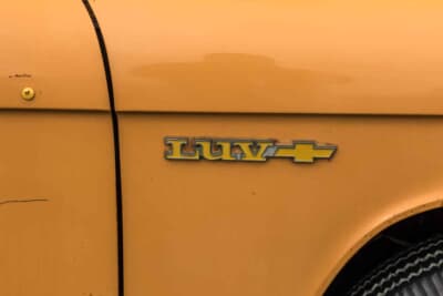 シボレー LUV：フロントのフェンダーパネルには「LUX」のエンブレムが備わる