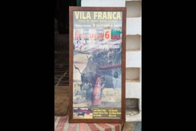 イベント参加者に示された、ミウラ牛をモチーフにした歴史的なポスター。車名のルーツへの聖地巡礼「Back To The Name」の期待が膨らむ