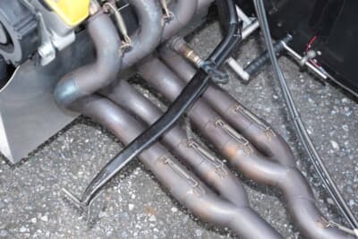 KUMANO LCR GSX-R1000：エキマニのレイアウトは自由度が高い。4輪のチューニングパーツでもお馴染みのステンレス製で、スプリングを使った差し込み式だ