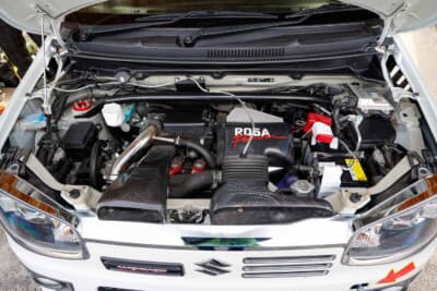 スズキ HA36アルトワークス：エンジンは3クラスのレギュレーションに合わせたブーストアップ仕様だ。カーボン製のインテークダクトはドレスアップ効果も高い