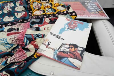 映画のパンフレット表紙。主人公の濱マイクに扮する俳優・永瀬正敏が、AMC メトロポリタンのステアリングを握る写真が使われている