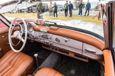 メルセデスベンツ 190SL：松沢さんが自らの手で張り替えたという、美しいブラウンレザーの内装