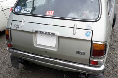 ホンダ ライフ：トランクはプラスチック樹脂製。エンブレムから高級グレードだと分かる