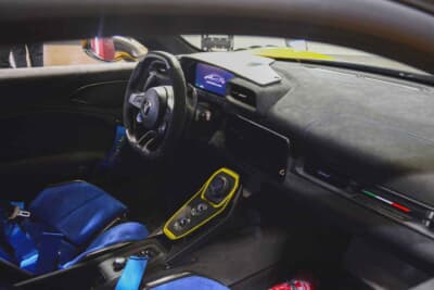マセラティ GT2 ストラダーレ:カーボンパーツがふんだんに使われた、スパルタンな運転席まわり