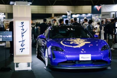 岡西佑奈氏による書「タイカンターボGT」の掛け軸を伴って展示されたタイカン ターボGT