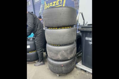 過酷なレース環境に耐え抜くための、グリップ力に優れた専用コンパウンド