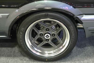 トヨタ AE86カローラ・レビン：現代の高度な技術を用いて新造された2ピース鍛造のIGETA REVIVAL。当時の鋳造モデルを凌駕する高い剛性と軽量化が、名機のシャープなハンドリングを足元から支える