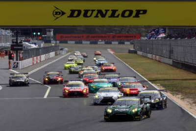 13時20分、気温24度という絶好のコンディションで全車が一斉に加速する