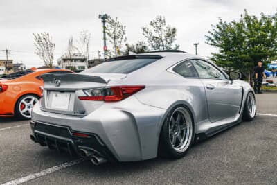 レクサス RC F：リアはNOVELのフルエキゾーストとカーボン製リアディフューザーが存在感を放つ。VOLK RACINGホイールのリムとのコンビネーションも見どころだ