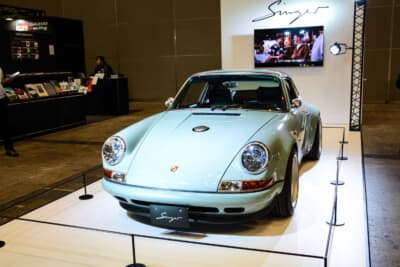 ポルシェ 911 リイマジンドbyシンガー・クラシックスタディ：ボンネット中央に配された給油口は、1967年式「911 R」に倣ったようなレーシングディテール