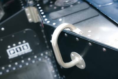 身体を移動させるのが大前提なので、側車にシートベルトのような装備はない。写真のグリップやカウルの穴を利用して姿勢を変える