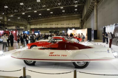 フィアット アバルト 750 レコルド エンデューロ ピニンファリーナ：斜め後方からの美しい眺めだ。カロッツェリア ピニンファリーナが手掛けた芸術的なエアロダイナミクス造形を堪能できる