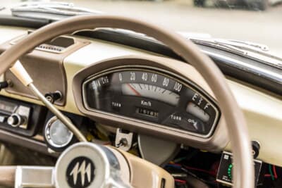 ミツビシ 360バン：横長のスピードメーターが時代を感じさせる。温かみのある意匠だ