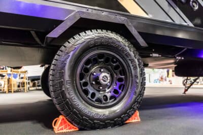 JAYCO 19MBS-BAJA：専用サスペンションと15インチのオフロードタイヤが、高い車高を確保する