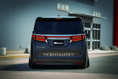 トヨタ アルファード：ファイバーの面発光の美しさとLEDのツブ感とのバランスが絶妙な、クリスタルアイ製テールランプ