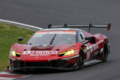 鈴鹿サーキットを走行する＃777 D'station Ferrari 296 GT3。中盤にFCY中のピットインと判定されペナルティを受けたが、よく追い上げてトップと同周回の4位でチェッカーを受けた