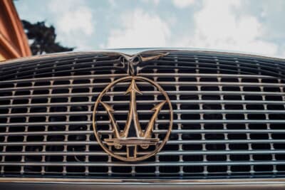 マセラティ 3500 GT ヴィニャーレ コンバーチブル プロトタイプ： フロントグリルに鎮座するトライデント。イタリアンスポーツの威厳を静かに主張する