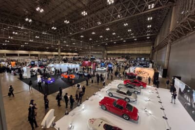 幕張メッセ国際展示場を埋め尽くすオートモビル カウンシル 2026の会場全景。国内外のヘリテージカーから最新モデルまでが一堂に会し、初日から多くのクルマ好きで賑わった