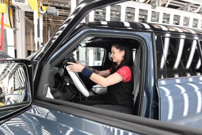JLRは最初の6週間は会社新生児休暇手当を支給し、勤務中の通常給与と同額を支給する