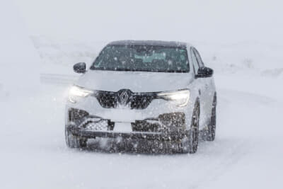 ルノー アルカナ：ドッグクラッチと多段ミッションを備えたアルカナE-TECHは、ズルズルと曖昧にエンジン回転が上下に変化する感覚は持たない。これが快活な走り感をもたらす