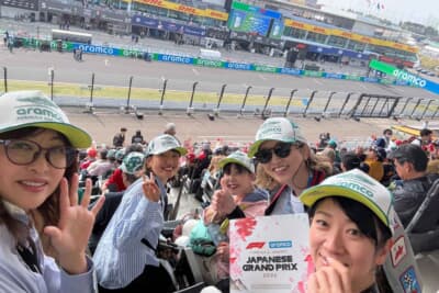 女子力の高いジャーナリスト応援団がお揃いのキャップで幅を効かせます