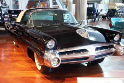 1953年にフォード創業50周年を記念して作られた「車輪の上の実験室」こと、フォード「X-100」