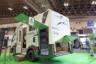 レガードNeo+:車両後部。大きなリアハッチと左側面の扉が開き、使い勝手の良い外部収納へスムースにアクセスできる