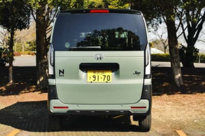 ホンダ N-BOX JOY:リアもブラックのガーニッシュで統一し、引き締まった印象をボディ全体に宿している