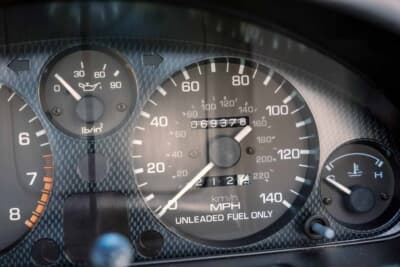 マツダ「ミアータ」：キロ表示の内側に記されたマイル表示がミアータの証。UNLEADEDはレギュラーガソリンを意味するが、現在はハイオクを使用している