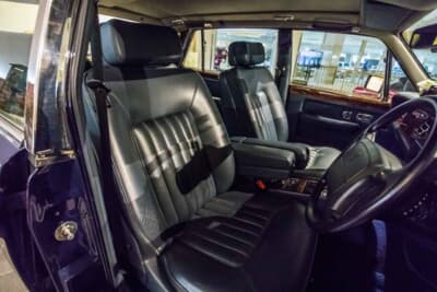 ロールスロイス シルバースパーII：英国最高のクラフトマンシップが光る、上質なレザーのフロントシート