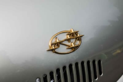 スバル 360カスタム：フロントに輝く、ゴールドに彩られた誇らしげな六連星エンブレム