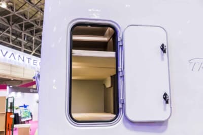 VANTECH ASTRARE TRIAS 480：車体右側面の後方にある大型のアクセス扉。リアのダブルベッド下にある広大な収納スペースへ、車外から直接アクセスできる