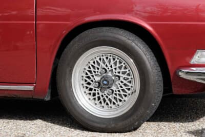 日野 コンテッサ 1300 デラックス：PCD120の4穴という特殊サイズのためオーダーメイドしたというスピードスターのメッシュホイール。2代目オーナーである父親の好みが反映されている