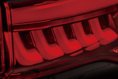 ジュエルLEDテールランプウルトラ：ライトバーの立体感に注目！片側6連のL字ライトバーにより、強烈な個性を放つデザインに仕上げた。奥行きを強調した立体構造で、点灯時は未来感あふれるリアビューを演出