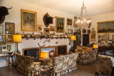 ミウラ牛を愛した当主たちの歴史を刻む、邸宅内のリビングルーム。かつてカタログやオフィシャルフォトに見る歴史的な雰囲気が、いまも留まっている