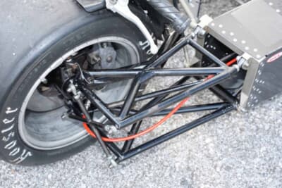 KUMANO LCR GSX-R1000：ダブルウイッシュボーン式と似た形状のサスペンション。フロントアーム上部はロッドエンドベアリングでキャスター角の変更が可能