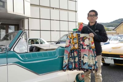 映画の劇中で、永瀬正敏が実際に着用したアロハシャツを手にするオーナーの若尾祐基さん