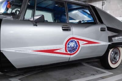 ポインター：前後ドアに描かれた地球防衛軍のトレードマークも、オリジナルどおりに忠実に再現している