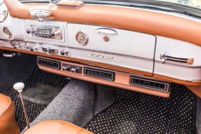 メルセデスベンツ 190SL：ダッシュ下の吊り下げ式クーラーも、内装に合わせてブラウンの近似色で塗装