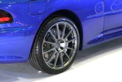 プロドライブ P25:ガンメタリックの19インチ鍛造ホイールと大径ブレーキ