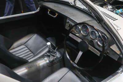 トヨタ パブリカ スポーツ：飛行機のコックピットを思わせる、シンプルで機能的なインパネ