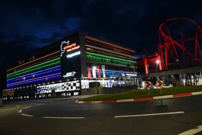 リントナーホテル：サーキットに併設されたホテルの夜の外観。高級すぎて筆者にはなかなか泊まれません