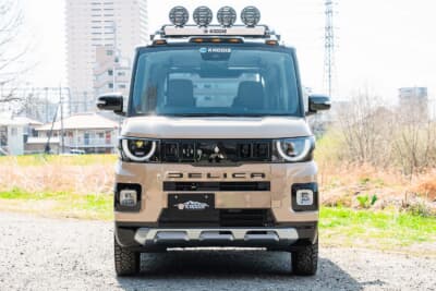 NITRO POWER R12HOWITZER:立体感に長けた造形でリムも深いため、デリカミニに履かせてもしっかりとした踏ん張り感を獲得できる点もメリット。カラーはバレルブラックとセミグロススモーク。デリカD：5用として18インチが用意されている