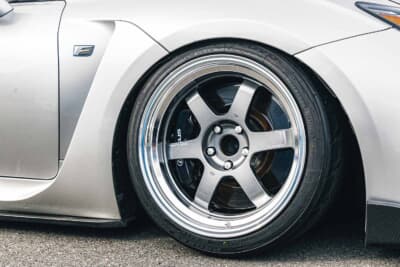 レクサス RC F：VOLK RACING 18インチ・10.5J通しにPROXES R888Rを組み合わせる。ブレーキとのクリアランスを詰めるために18インチを選択した