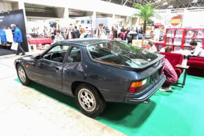 ポルシェ 924S：特徴的な大きなガラスハッチを備えるリアビュー。すでに嫁ぎ先が決まっている